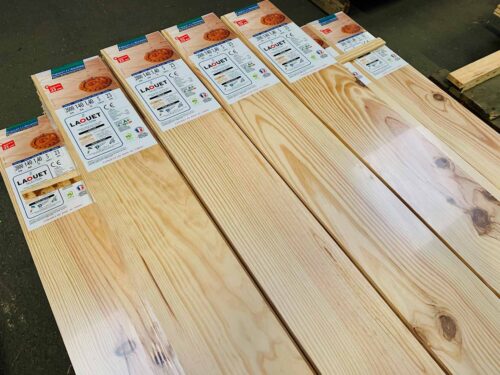 Lot de lames de parquet ancien LAOUET SELECTION en bois clair. Dimensions 2000x140x23mm, 1,40m² par pack de 5 lames. Produit A+, PEFC, Fabriqué en France.