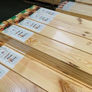 Paquets de parquet massif en pin maritime noueux largeur 140mm