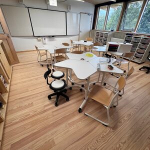 Salle de classe de Gradignan en parquet massif pin maritime sans noeud largeur 100mm