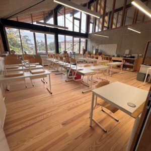Salle de classe en parquet pin maritime sans noeud largeur 100mm