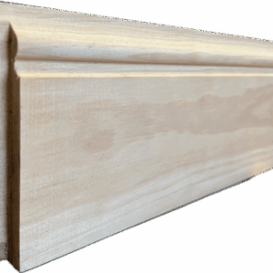 Gros plan sur une moulure en bois de pin brut, présentant un profil de plinthe avec un large panneau plat et un détail de quart-de-rond.